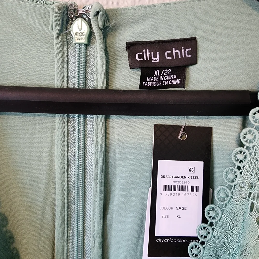 City Chic 22 / XL - Garden Kisses - Sage Green Lace Faux Wrap - Mini Dress - Picture 4 of 8
